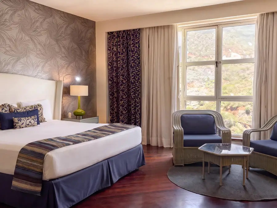 Habitación con dos camas y sala de estar