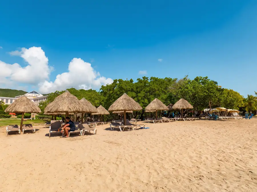 Playa con palapas y camastros