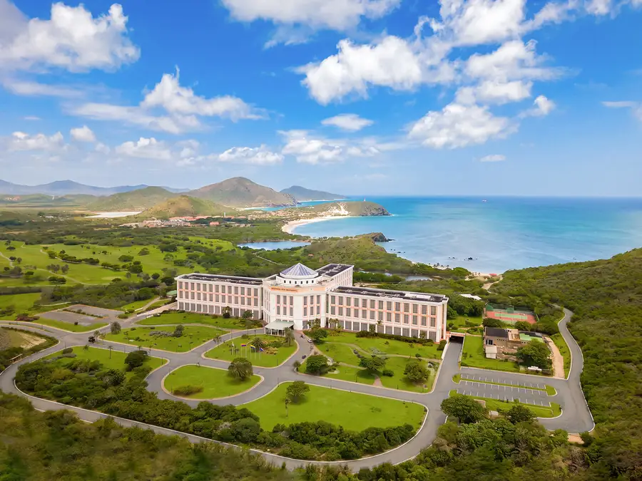 Vista aérea del hotel y la playa