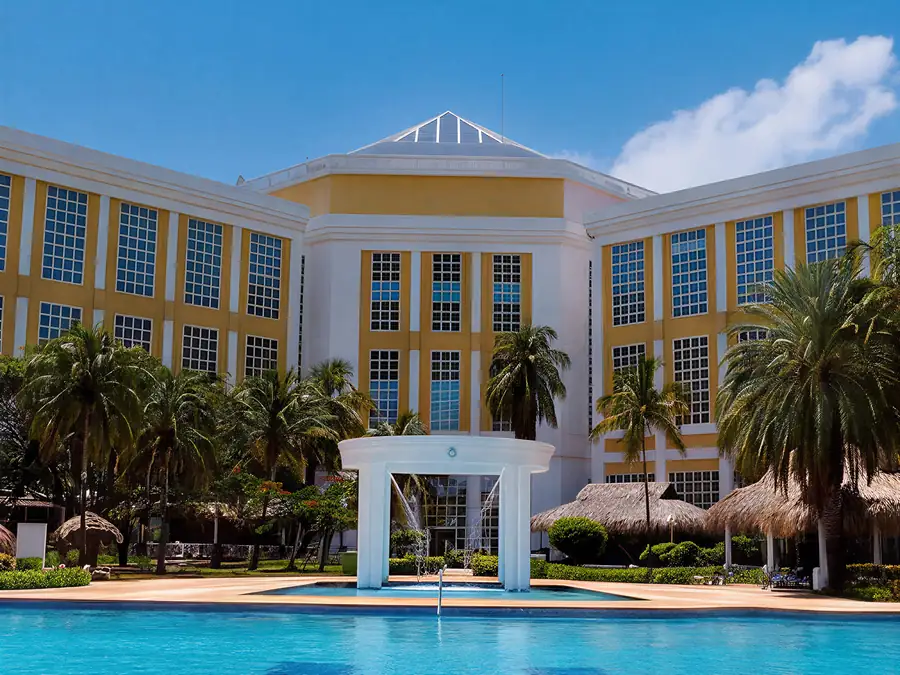 Piscina con la fachada del hotel