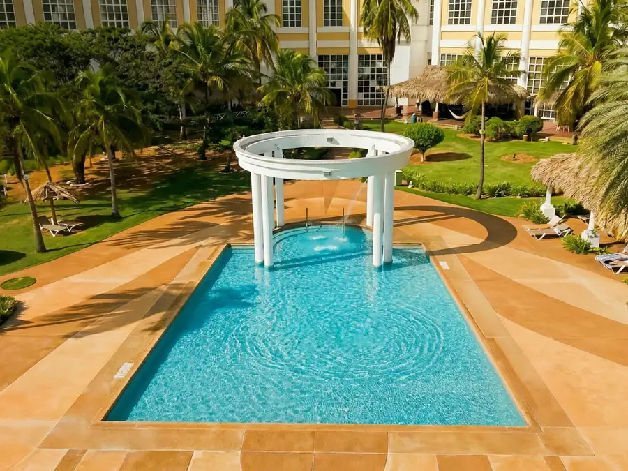 Piscina con pérgola y jardines