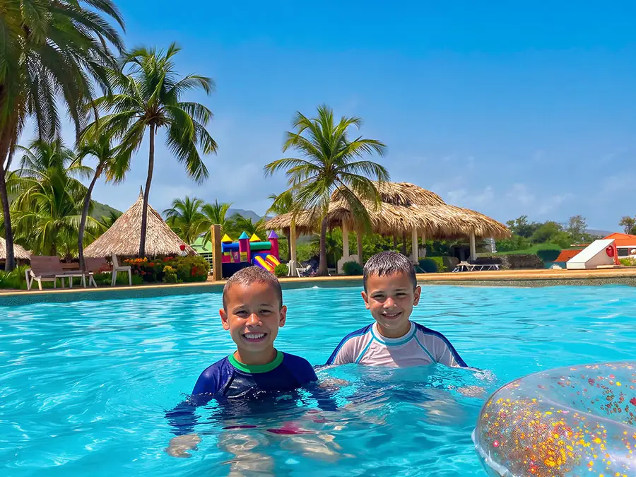 Niños jugando en la piscina