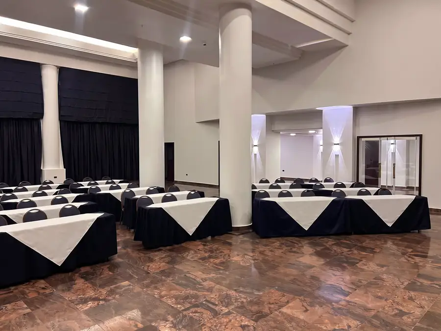 Salón montado con mesas